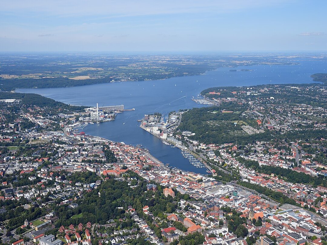 Luftbild der Flensburger Innenförde mit Flensburg im Vordergrund