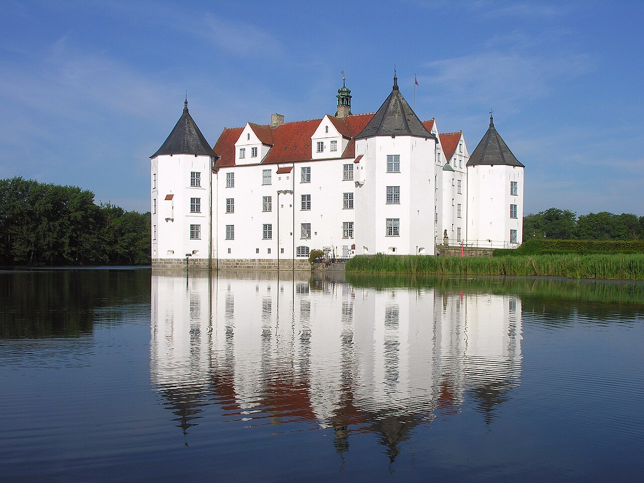 Schloss Glücksburg als Wasserschloss in Schleswig-Holstein